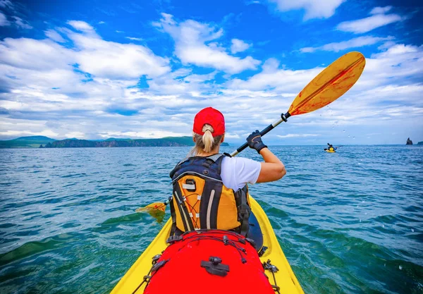 Lady paddling the kayak in the Avacha bay — Stock Photo, Image