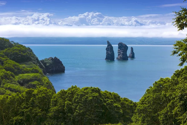 Los Tres Hermanos Rocas en la Bahía de Avacha del Océano Pacífico . Imagen De Stock