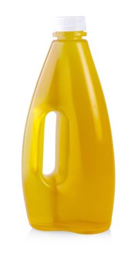 Beyaz arka planda izole plastik şişe elma suyu