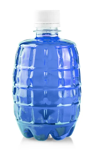 A água azul em garrafa de plástico sobre fundo branco — Fotografia de Stock