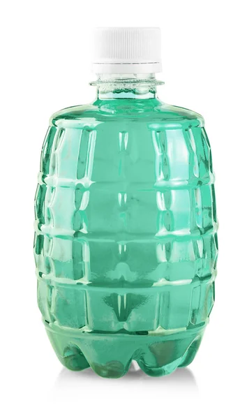 Das grüne Wasser in Plastikflasche auf weißem Hintergrund — Stockfoto
