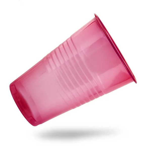 하얀 배경에 분리되어 있는 붉은 플라스틱 컵 — 스톡 사진