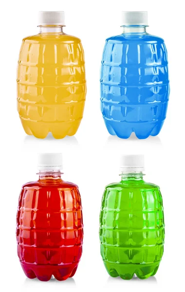 La bebida de color en botella de plástico sobre fondo blanco —  Fotos de Stock