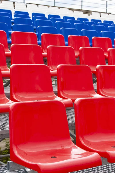Пустые пластиковые стулья на стадионе . — стоковое фото