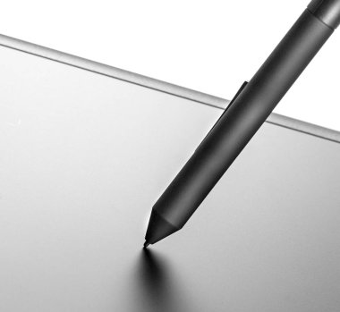 Beyaz arka plan üzerinde siyah kalem ile grafik tablet