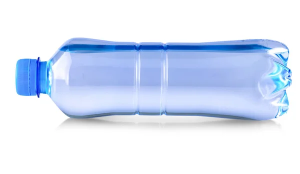 Синяя бутылка воды изолированы на белом фоне — стоковое фото