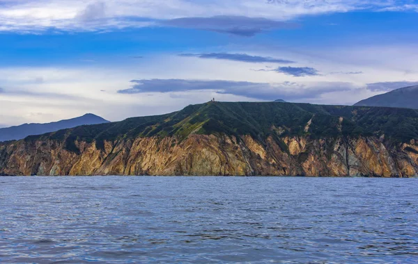 Yaz aylarında Pasifik okyanusunun kayalık kıyısı — Stok fotoğraf