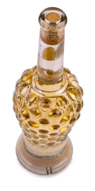 Beyaz şarap şişesi beyaz arka plan karşı asma formu