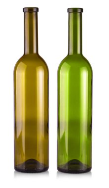 Beyaz arka planda izole edilmiş boş şarap şişesi.