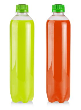 Beyaz üzerine yeşil ve kırmızı meyve suyu olan plastik şişe.