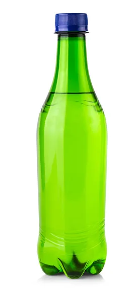 Grüne Plastikflasche mit Tropfen isoliert auf weiß — Stockfoto