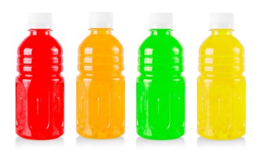 Plastik bir kabın içindeki renkli meyve suyu beyaz bir arka planda izole edilmiş..