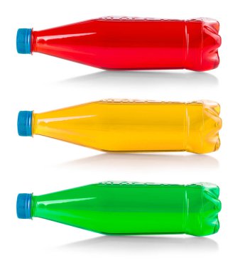 Beyaz arka planda izole edilmiş renkli limonatalı plastik şişe.