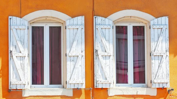 Detail Open Wooden Vintage Rustic Windows Red Cement Old Wall — Stock Photo, Image