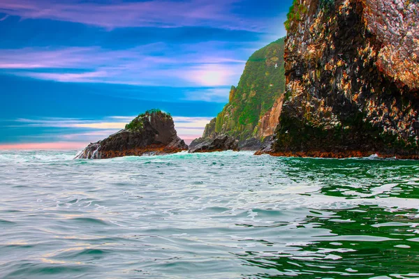 Skaliste Wyspy Oceanie Pacyficznym Wybrzeży Kamczatki Pustynia Wyspy Niebieskim Turkusowym — Zdjęcie stockowe
