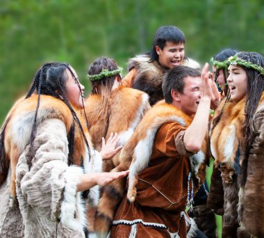 KAMCHATKA, RUSSIA - 09 Eylül 2017: dans maratonunda dans eden Kamçatka Aborjinleri. Kamçatka Alhalalay Aborjinlerinin ziyafeti.
