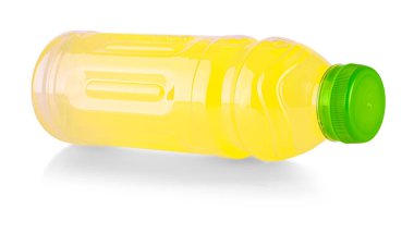 Plastik şişe portakal suyu beyaza izole edilmiş.