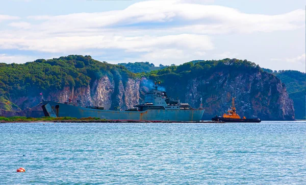 Kamçatka Yarımadası Kıyısındaki Askeri Nakliye Gemisi — Stok fotoğraf
