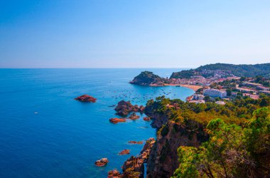 Tossa de Mar 'daki plajın panoramik manzarası. Costa Brava, Katalonya, İspanya