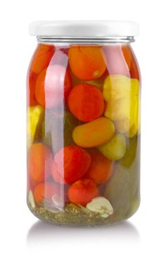 Cam kavanozlardaki konserve sebzeler beyaz arka planda izole edilmiş.