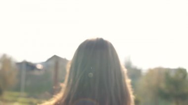 Sunshine genç gülümseyen kadın bakmak güneş koşmak yaz günbatımı güzel bir köy