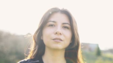 Sunshine genç gülümseyen kadın kamera portre yaz güzel açık bakmak