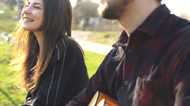 Uomo Che Suona Chitarra Sua Ragazza All Aperto Romantico — Video Stock