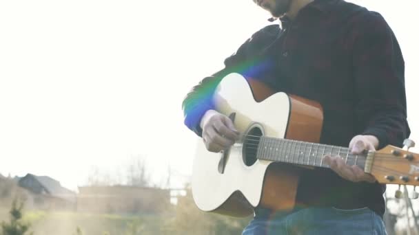 Jouer Musique Sur Une Guitare Acoustique Jeune Homme Dans Une — Video