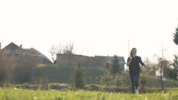 Молода Усміхнена Жінка Біжить Літнім Заходом Сонця Красиве Село — стокове відео
