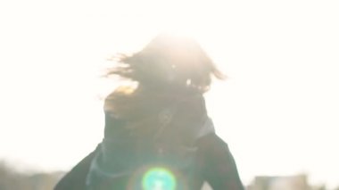 Mutlu kız erkeğin sırtına atlıyor, romantik yürüyüş