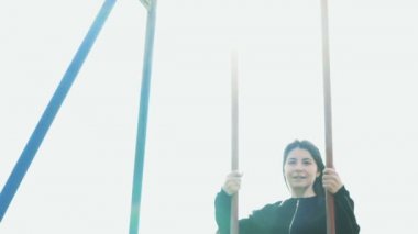 Küçük bir kız sallanan, yavaş hareket, salıncak, tatil, doğa