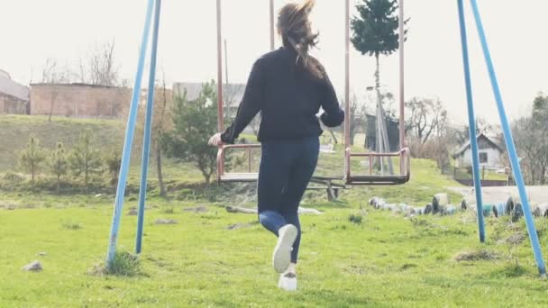 Een Klein Meisje Swingend Slow Motion Swing Vakantie Dorp — Stockvideo