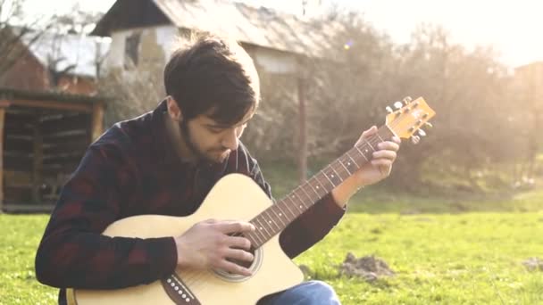 ギター演奏 屋外でギターを弾く一人の男 音楽の再生 — ストック動画