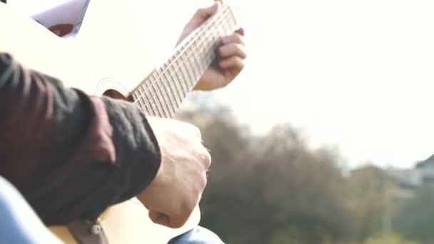 Guitarra Tocando Tocar Una Guitarra Aire Libre — Vídeos de Stock