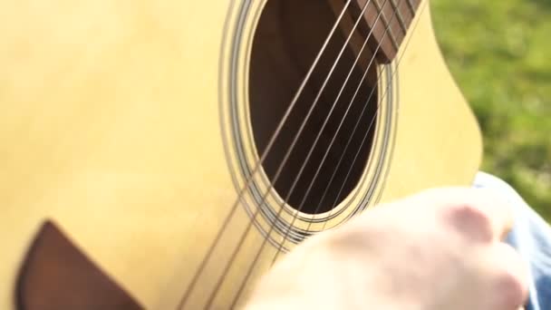 Jouer Sur Une Guitare Acoustique Extérieur Jouer Sur Une Guitare — Video