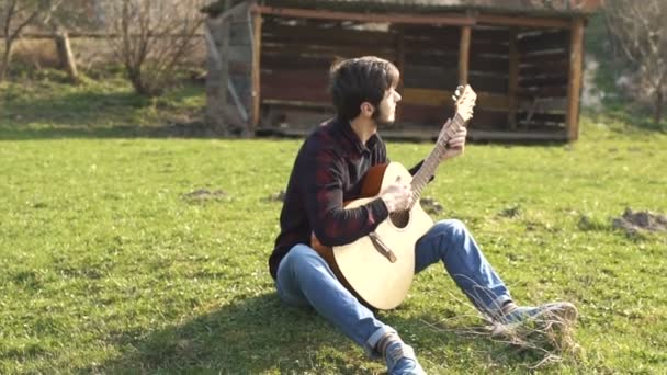 Homem Tocar Numa Guitarra Livre Relva — Vídeo de Stock