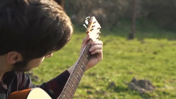 Hombre Barbudo Tocando Una Guitarra Aire Libre Tocar Música Una — Vídeo de stock