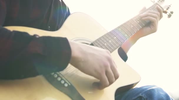 ギター演奏 屋外でギターを弾く一人の男 文字列上のゲーム — ストック動画