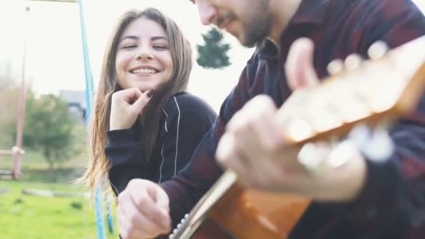 Couple Romantique Homme Jouant Guitare Pour Petite Amie Extérieur — Video