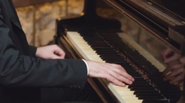 Piyano çalıyorum. Profesyonel müzisyen piyanist piyano tuşlarını ele veriyor. Müzik çal