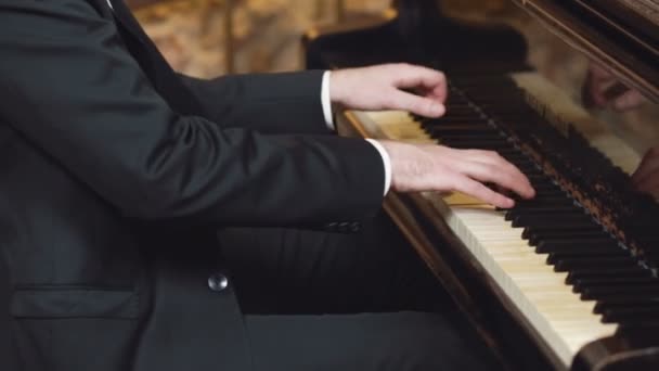 Παίζω Πιάνο Επαγγελματίας Πιανίστας Έχει Κλειδιά Του Πιάνου Χέρι — Αρχείο Βίντεο