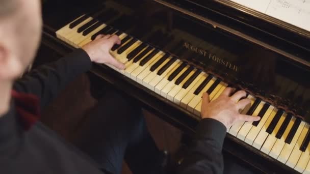 Piano Spelen Professionele Muzikant Pianist Handen Piano Toetsen — Stockvideo