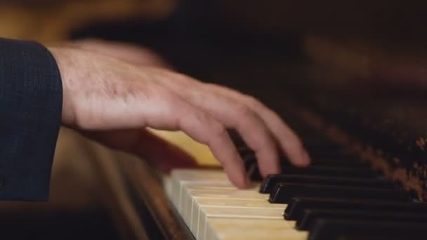 Professionele Muzikant Pianist Handen Piano Toetsen Handen Close — Stockvideo