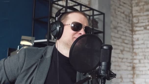Hudebník Hraje Kytaru Studiu Hudebník Nahrává Svou Novou Píseň Ten — Stock video