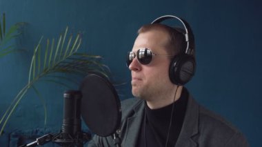 Müzisyen stüdyoda gitar çalar. Müzisyen yeni şarkısını kaydediyor. Adam gitar çalıyor.