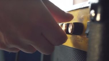 Müzisyen stüdyoda gitar çalar. Müzisyen yeni şarkısını kaydediyor. Adam gitar çalıyor.