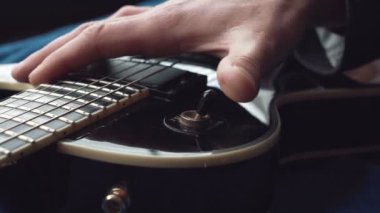 Müzisyen stüdyoda gitar çalar. Müzisyen yeni şarkısını kaydediyor. Adam gitar çalıyor.