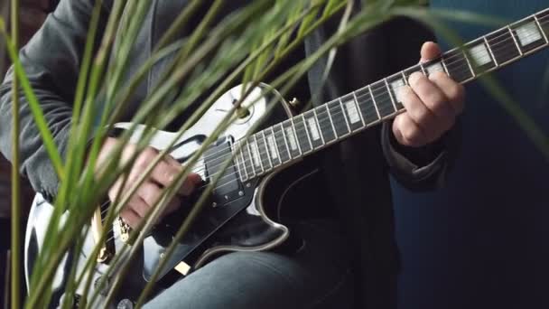 Músico Toca Guitarra Estudio Músico Está Grabando Nueva Canción Hombre — Vídeos de Stock