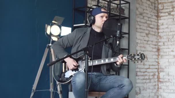 Müzisyen Stüdyoda Gitar Çalar Müzisyen Yeni Şarkısını Kaydediyor Adam Gitar — Stok video