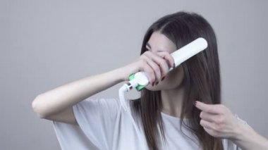 Güzel, uzun düz saçlı, düz saçlı bir kadın. Saç Ütüleme